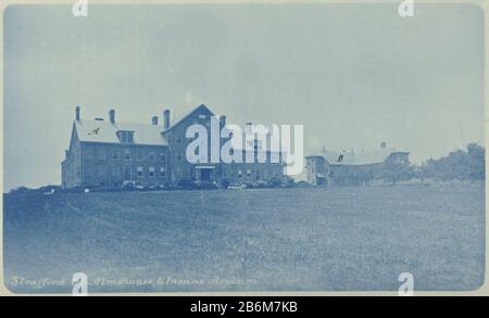 Exterieur van het aalmoezeniershuis en de psychirische inrichting van Strafford County te Dover Strafford Co Almshouse & Insane Asylum (titel op object) Niederländisch: Identification Title (s) Exterior of the Workhouse and the Psychiatrian Hospital in Strafford County in Dover, StrCo. Almshouse & Insane Asylum (Title Object) Objekttyp: Asich leisten: Fotoseite Artikelnummer: RP-F 2001-7-1052-2 Hersteller: Fotograf: Anonymer Ort Herstellung: Dover dating: CA. Material: Papiertechnik: Cyanotypie Abmessungen: Foto: H 114 mm × W 188 mmToelichtingFoto Vorderseite 70. Betrifft: Luna Stockfoto