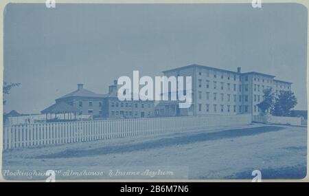 Exterieur van het aalmoezeniershuis en de psychirische inrichting van Rockingham County te Brentwood Rockingham Co Almshouse & Insane Asylum (titel op object) Dutch: Identification Title (s) Exterior of the Workhouse and the psychiatral Hospital in Rockingham County to Brentwood Rockingham Co. Almshouse & Insane Asylum (title Objekt) Objektart: Objektart: Objektart: Fotoseite Artikelnummer: RP-F 2001-7-1052-1 Hersteller: Fotograf: Anonymer Ort Herstellung: Brentwood dating: CA. Material: Papiertechnik: Cyanotypie Abmessungen: Foto: H 112 mm × W 192 mmToelichtingFoto Vorderseite 67 Stockfoto