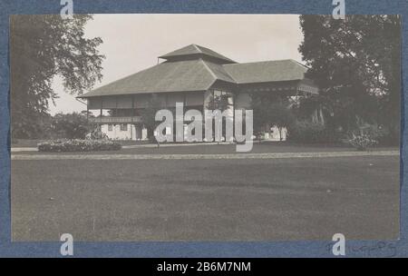 Exterieur van het huis en de tuin van de inspecteur van de Deli Maatschappij te Bindjai Langkat op Sumatra Onderdeel van Reisalbum met foto's van betdrijvigheid en beziens Stockfoto