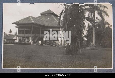 Exterieur van het huis en de tuin van de familiie Poolman-Beyne op tabaksplantage Mariendal van de Deli Maatschappij te Medan Onderdeel van Reisalbum met foto's van bedrijvigheid en beziens Stockfoto