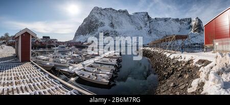 Panorama der Lofoten Inseln mit Fischerdorf und Booten an der Küste im Winter in Norwegen Stockfoto