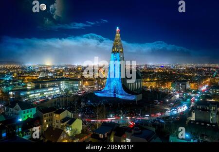 Hallgrimskirkja, Reykjavik, Island. Lichtschau auf der Kirche, die einen Gletscher für das alljährliche Winterlicht-Festival illustriert. Stockfoto