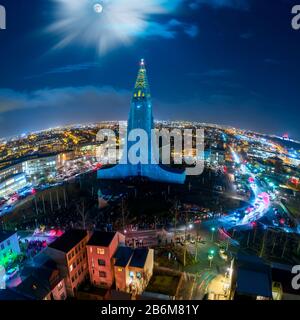 Hallgrimskirkja, Reykjavik, Island. Lichtschau auf der Kirche, die einen Gletscher für das alljährliche Winterlicht-Festival illustriert. Stockfoto