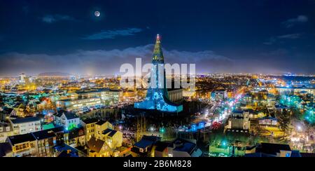 Hallgrimskirkja, Reykjavik, Island. Lichtschau auf der Kirche, die einen Gletscher für das alljährliche Winterlicht-Festival illustriert. Stockfoto