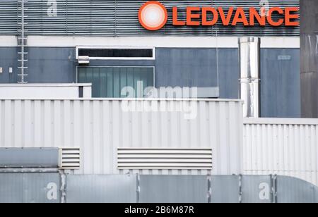 11. März 2020, Bayern, Augsburg: Das Logo des Leuchtenherstellers Ledvance ist im Werk in Augsburg zu sehen. Der Leuchtenhersteller Ledvance will mit rund 360 Mitarbeitern sein größtes deutsches Werk in Eichstätt schließen. Foto: Sven Hoppe / dpa Stockfoto