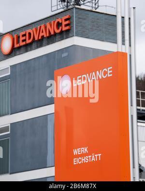 11. März 2020, Bayern, Augsburg: Das Logo des Leuchtenherstellers Ledvance ist im Werk in Augsburg zu sehen. Der Leuchtenhersteller Ledvance will mit rund 360 Mitarbeitern sein größtes deutsches Werk in Eichstätt schließen. Foto: Sven Hoppe / dpa Stockfoto