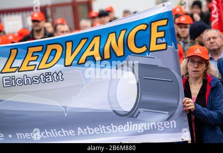 11. März 2020, Bayern, Augsburg: Mitarbeiter des Leuchtenherstellers Ledvance nehmen an einer Kundgebung im Werk in Augsburg Teil und halten ein Banner mit den Worten "Ledvance" auf. Der Beleuchtungshersteller Ledvance will mit rund 360 Mitarbeitern sein größtes deutsches Werk in Eichstätt schließen. Foto: Sven Hoppe / dpa Stockfoto