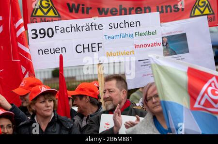 11. März 2020, Bayern, Augsburg: Mitarbeiter des Beleuchtungsherstellers Ledvance nehmen an einer Kundgebung im Werk in Augsburg Teil und halten ein Plakat mit den Worten "390 Fachkräfte suchen einen neuen Chef" auf. Der Beleuchtungshersteller Ledvance will mit rund 360 Mitarbeitern sein größtes deutsches Werk in Eichstätt schließen. Foto: Sven Hoppe / dpa Stockfoto