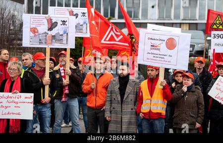 11. März 2020, Bayern, Augsburg: Mitarbeiter des Leuchtenherstellers Ledvance nehmen an einer Kundgebung im Werk in Augsburg Teil und halten Plakate auf. Der Beleuchtungshersteller Ledvance will mit rund 360 Mitarbeitern sein größtes deutsches Werk in Eichstätt schließen. Foto: Sven Hoppe / dpa Stockfoto