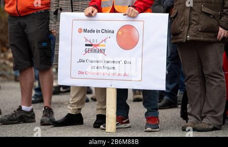 11. März 2020, Bayern, Augsburg: Mitarbeiter des Beleuchtungsherstellers Ledvance nehmen an einer Kundgebung im Werk in Augsburg Teil und halten ein Plakat mit den Worten "Made in China" in der Hand. Der Beleuchtungshersteller Ledvance will mit rund 360 Mitarbeitern sein größtes deutsches Werk in Eichstätt schließen. Foto: Sven Hoppe / dpa Stockfoto