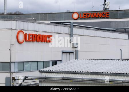 11. März 2020, Bayern, Augsburg: Das Logo des Leuchtenherstellers Ledvance ist im Werk in Augsburg zu sehen. Der Leuchtenhersteller Ledvance will mit rund 360 Mitarbeitern sein größtes deutsches Werk in Eichstätt schließen. Foto: Sven Hoppe / dpa Stockfoto