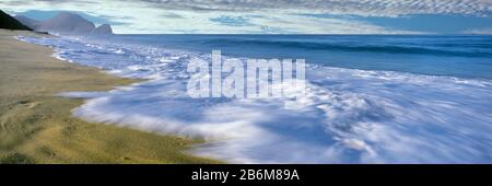 Wellen brechen am Strand, Playa La Cachora, Todos Santos, Baja California Sur, Mexiko Stockfoto