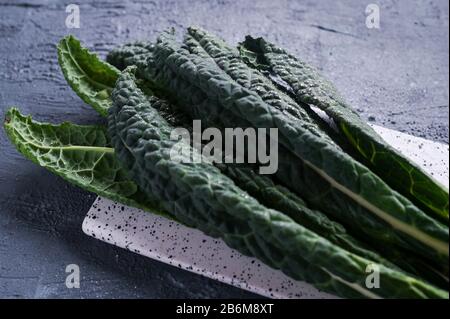 Ein Haufen schwarzer Kale, italienischer Salat, grüner Gemüseurlaub, gesundes Essen, vegetarisches Essen. Super Essen. Selektiver Fokus. Kopierbereich. Stockfoto