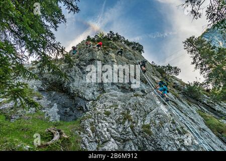 Wandern und Klettern auf dem Tegelberg über den Klettersteig am Schloss Neuschwanstein in den Ammergauer Alpen bei Schwangau Stockfoto