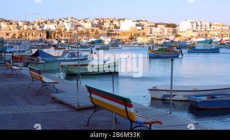 Das kleine Fischerdorf Marsaxlokk auf der Insel Malta - MALTA, MALTA - 5. MÄRZ 2020 Stockfoto