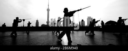 Gruppe von Menschen üben von Tai Chi, The Bund, Shanghai, China Stockfoto