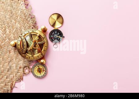 Kompass auf pinkfarbenem Hintergrund, Draufsicht auf kreatives Foto. Stockfoto