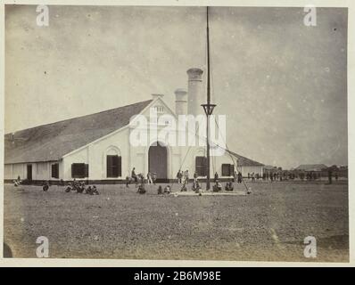 Fabriek Soeka Sarie 1861 Ansicht eines Fabrikgebäudes namens Sukkah Sarie und des Jahres 1861. Teil des grünen Fotoalbums mit Bildern von Java, aus dem Besitz des Apothekers Specht-Grab, das 1865 von Batavia in die Niederlande terugkeerde ging. Hersteller : Fotograf: Woodbury & Page Ort Herstellung: Java Datum: 1863 - 1869 Physikalische Merkmale: Albumindrucke auf Fotopapier auf Karton Album-Material: Papiertechnik: Albumdrucke Abmessungen: H 156 mm × b 213 mm Betreff: Fabrikgebäude Wann: 1860 - 1869 Stockfoto