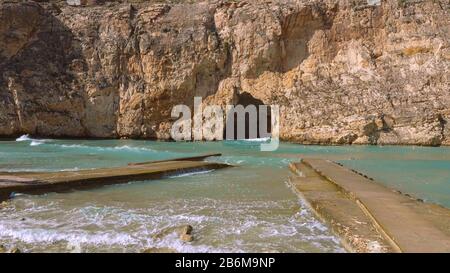 Das beliebte Wahrzeichen auf der Insel Gozo - das Binnenmeer Stockfoto