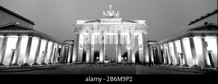 Niedriger Blickwinkel auf ein Tor, das in der Abenddämmerung beleuchtet wird, Brandenburger Tor, Berlin, Deutschland Stockfoto