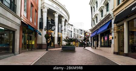 Geschäfte entlang einer Straße, Rodeo Drive, Wilshire Boulevard, Beverly Hills Business Triangle, Beverly Hills, Los Angeles County, Kalifornien, USA Stockfoto