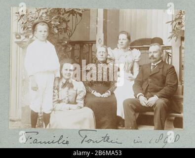Der Fotograf machte ein Bild von seinem Bruder, zwei Schwestern und seinen Eltern. Das Bild zeigt (ganz links) Bruder Scato Freerks Brunnen (1888-1946), Schwester Anna Maria Freerks Brunnen (1879-1952), Schwester Martha Cornelia Freerks Brunnen (1880-1955) und (Mitte) Mutter Jkvr Jansje Scatos Über (1854-1940) verheiratete (ganz rechts) Vater Freerk Freerks Brunnen (1847-1918). Die Familie lebte in Harlingen an der Vorderstraße 80. Hersteller: Fotograf Frits Freerks Fountain Fz. (Zugeschrieben) Compiler: Frits Freerks Fountain Fz. (Zugeordnet zu) Herstellung Am Ort: Niederlande (möglich) Datum: 189 Stockfoto