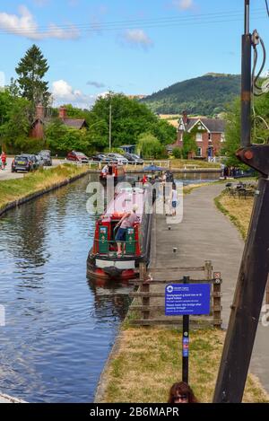 Portraitbild von Schmalbooten, die im Sommersonne auf dem Llangollen-Kanal festgemacht wurden, wie von einer angrenzenden Brücke aus zu sehen. Stockfoto