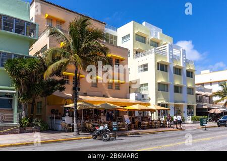 Eine Reihe von Hotels im Art-déco-Stil neben Ocean Drive, South Beach, Miami Beach, Florida, USA. Stockfoto
