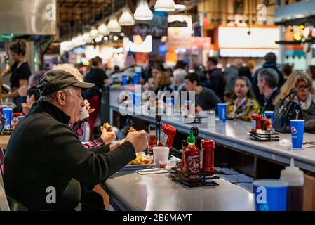 Diners essen Mittagessen auf dem Reading Terminal Market in Philadelphia. Stockfoto