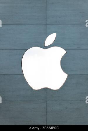 Apple-Logo im Einzelhandel. Stockfoto