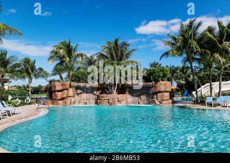 Hauptschwimmbad im Traviso Bay Resort in Neapel. Stockfoto