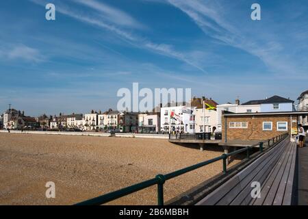 Blick von der Betonpier der 1950er Jahre an der Küste von Deal, Kent, Großbritannien Stockfoto