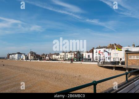 Blick von der Betonpier der 1950er Jahre an der Küste von Deal, Kent, Großbritannien Stockfoto