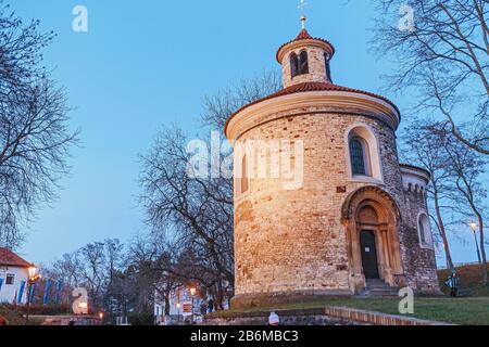 3. DEZEMBER 2017, PRAG, TSCHECHIEN: Rotunde von St. Martin am Vysehrad in Prag am Abend Stockfoto