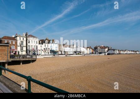 Blick von der Betonpier der 1950er Jahre an der Küste von Deal, Kent, Großbritannien Stockfoto