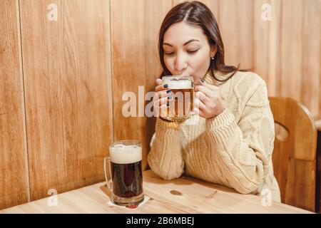 Frau, die viel Bier in der authentischen tschechischen Kneipe hat Stockfoto