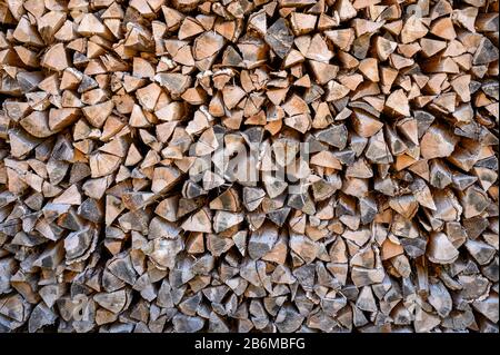 Bereiten Sie die Stapel gehackten Brennholzes vor, die für den Winter gelagert werden Stockfoto