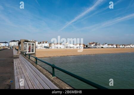 Blick von der Betonpier der 1950er Jahre an der Küste von Deal, Kent, Großbritannien Stockfoto