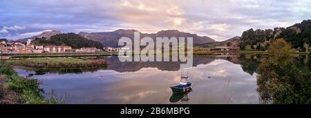 Boot im Fluss, Fluss Sella, Ribadesella, Asturien, Spanien Stockfoto