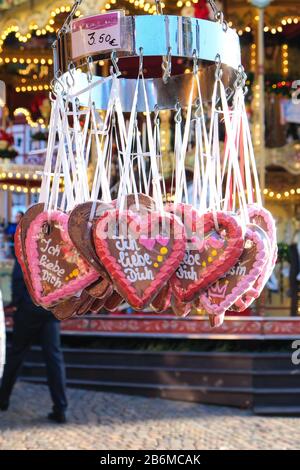 Europa, Deutschland, Rhein-Main, Frankfurt, Frankfurter Weihnachtsmarkt in der neuen Altstadt, ein Süßwarenladen mit bunten Leckereien Stockfoto