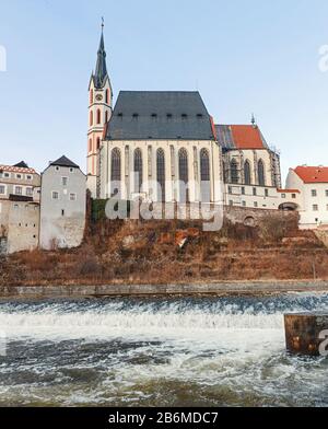 Die Kathedrale des gotischen Vitus und die Moldau in der Stadt Ceski Krumlov in Tschechien Stockfoto