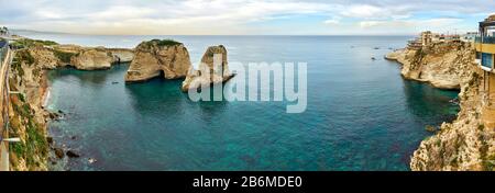 Taubenfelsen entlang der Raouche Coast, Beirut, Libanon Stockfoto