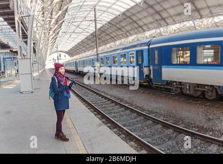 07. DEZEMBER 2017, PRAG, TSCHECHIEN: Frau Touristin wartet auf einen Zug A der Bahnhof am Bahnsteig Stockfoto