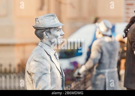 07. DEZEMBER 2017, PRAG, TSCHECHIEN: Straßenkünstler in Statustracht an der Prager Straße Stockfoto