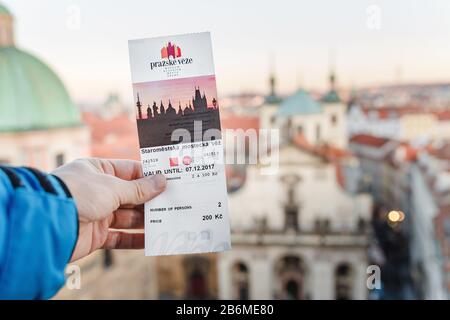 Prag, TSCHECHIEN, 7. DEZEMBER 2017: Eintrittskarte für die Aussichtsplattform auf der Turmspitze in der Altstadt Stockfoto