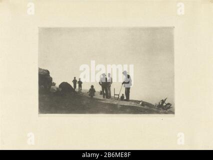 Figuren in een landschap, Spanje ('Gruppe auf einer Hügelstraße') Figuren in einer Landschaft, Spanien ("Gruppe auf einer Hügelstraße") Immobilientyp: Fotos Artikelnummer: RP-F 2000-15 Aufschriften/Marken: Stempelbeschreibung: Silhouetten von drei Männern und drei Kindern, ein Stuhl, ein Krug, Felsen und Bettläschen. Hersteller : Fotograf: James Craig Annan (zugeschrieben) Ort Herstellung: Großbritannien Datum: 1913 - 1914 Physische Merkmale: Photogravure Material: Papiertechnik: Photogravure / Autotypie Abmessungen: Foto: H 119 mm × W 181 mmToelichtingIn 1914 veröffentlicht in Camera Work (Nr. 45). .Onderwerp Stockfoto