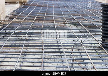 Hintergrund der Stahlverstärkungen für Gebäudeanker. Stahlverstärkung beim Bau des Gebäudes. Stockfoto