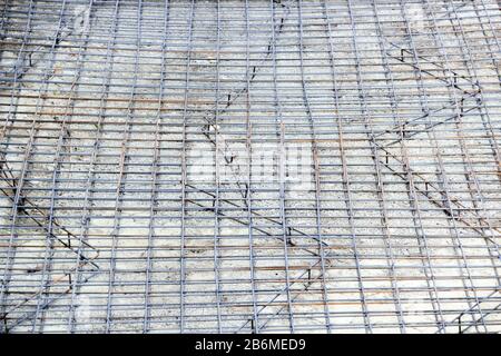 Hintergrund der Stahlverstärkungen für Gebäudeanker. Stahlverstärkung beim Bau des Gebäudes. Stockfoto