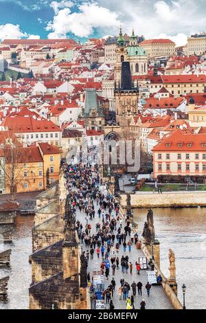 Prag, TSCHECHIEN, 7. DEZEMBER 2017: Luftbild der Menschen, die die karlsbrücke überqueren, in prag. Stockfoto