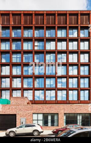 Rückseite des Gebäudes. Williamsburg Hotel, New York City, Vereinigte Staaten. Architekt: Michaelis Boyd Associates Ltd, 2018. Stockfoto